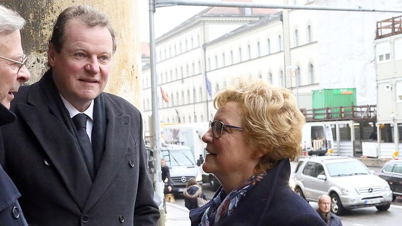 Georg Strauß und seine Schwester Monika Hohlmeier bei der Trauerfeier für Wilfried Scharnagl.