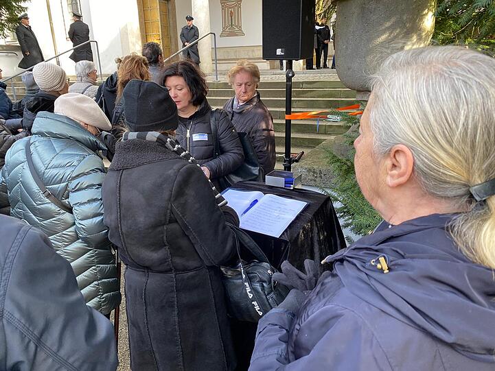Das Kondolenzbuch steht vor der Trauerhalle.