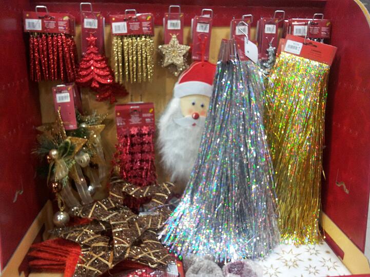 Keine Haare für Travestiekünstler, sondern Schmuck für den Baum.
