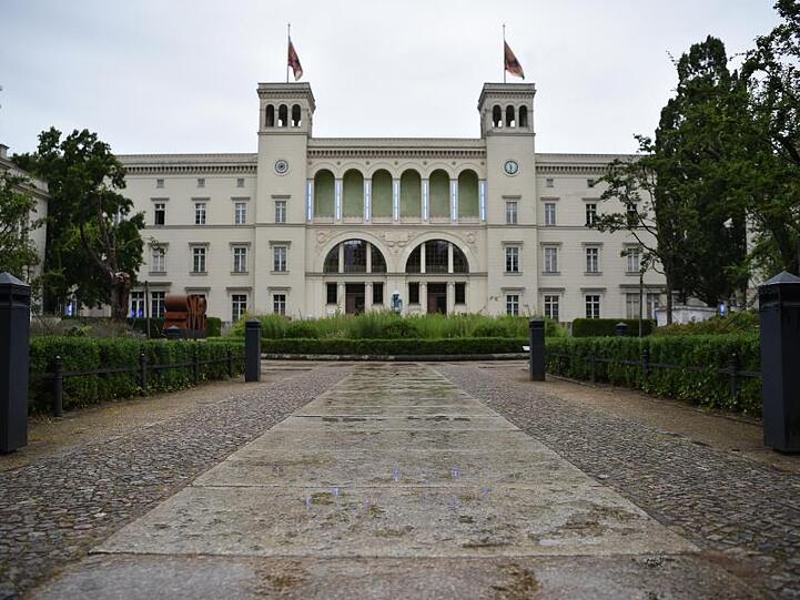 Blick auf das Museum Hamburger Bahnhof in Berlin.