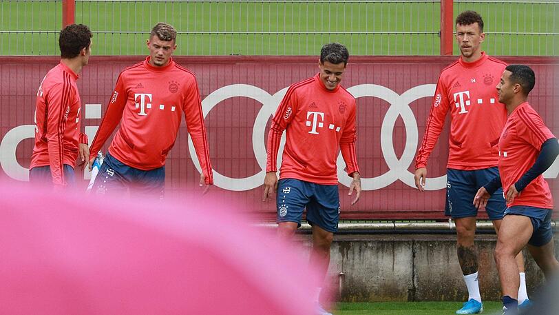 Coutinho (M.) hat sichtlich Spaß an seiner ersten Trainingseinheit. Mit dabei die Neuzugänge Pavard, Cuisance, Perisic und der alte Hase Thiago (v.l.n.r.)