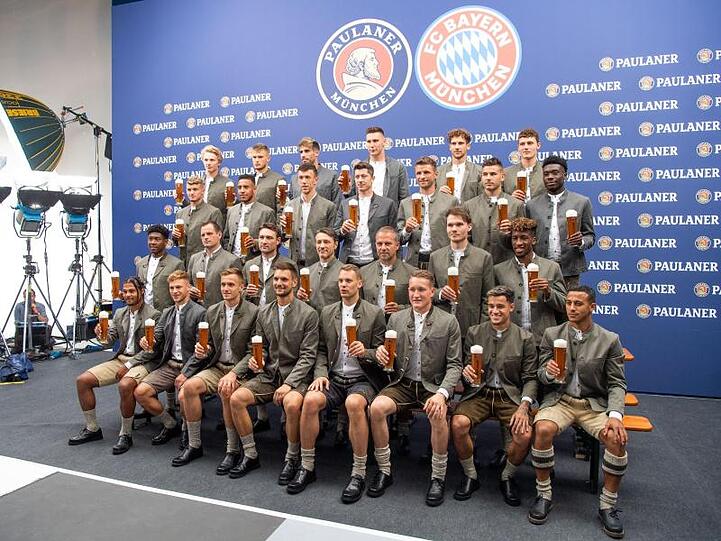 Der Kader vom FC Bayern München steht in einem Fotostudio. Foto: Lino Mirgeler/Archivbild