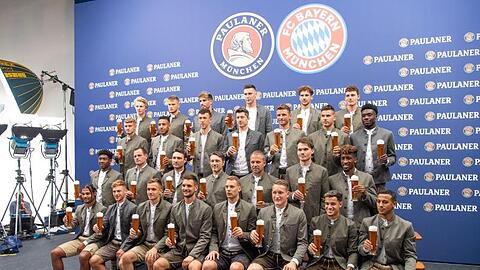 Der Kader vom FC Bayern München steht in einem Fotostudio. Foto: Lino Mirgeler/Archivbild