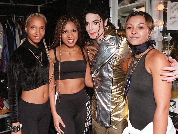 Michael Jackson vor seinem Kölner Konzert 1997 mit Lee (l-r), Ricky und Jazzy von der deutschen Mädchen-Band Tic Tac Toe.