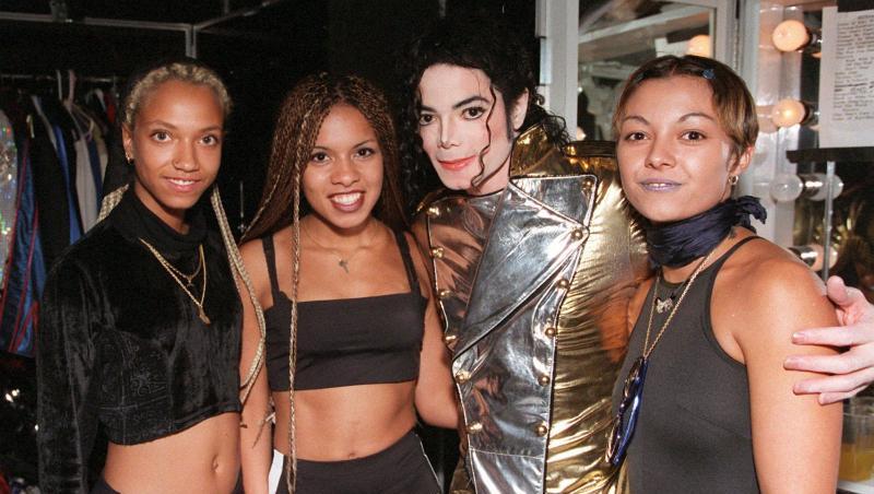 Michael Jackson vor seinem Kölner Konzert 1997 mit Lee (l-r), Ricky und Jazzy von der deutschen Mädchen-Band Tic Tac Toe. Michael Jackson vor seinem Kölner Konzert 1997 mit Lee (l-r), Ricky und Jazzy von der deutschen Mädchen-Band Tic Tac Toe.