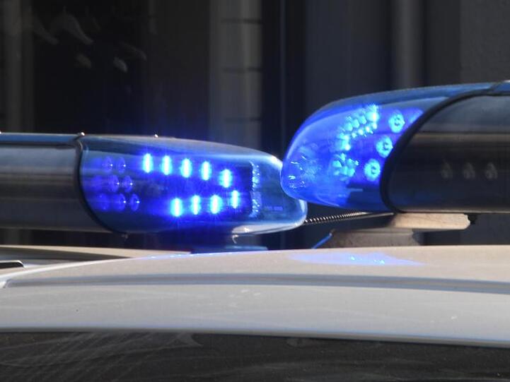 Blaulichter auf den Dächern von Polizeifahrzeugen.