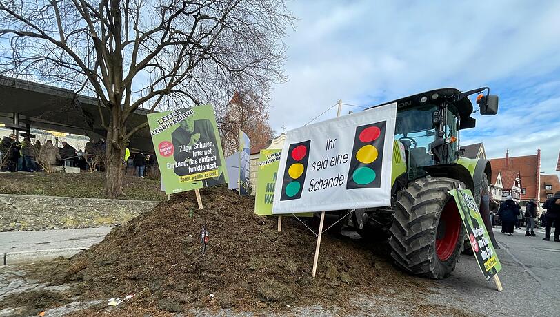 Proteste im Vorfeld des politischen Aschermittwochs der Grünen vor der Stadthalle in Biberach.