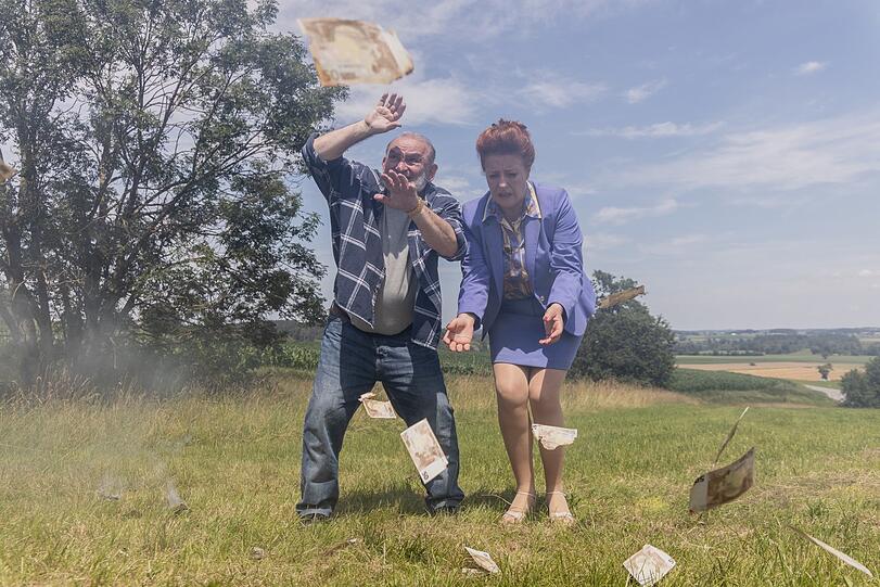 Marie (Luise Kinseher) , Karli (Sigi Zimmerschied) und die fliegenden Scheine Marie (Luise Kinseher) , Karli (Sigi Zimmerschied) und die fliegenden Scheine