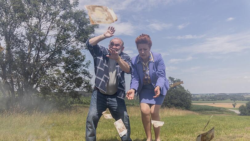 Marie (Luise Kinseher) , Karli (Sigi Zimmerschied) und die fliegenden Scheine Marie (Luise Kinseher) , Karli (Sigi Zimmerschied) und die fliegenden Scheine