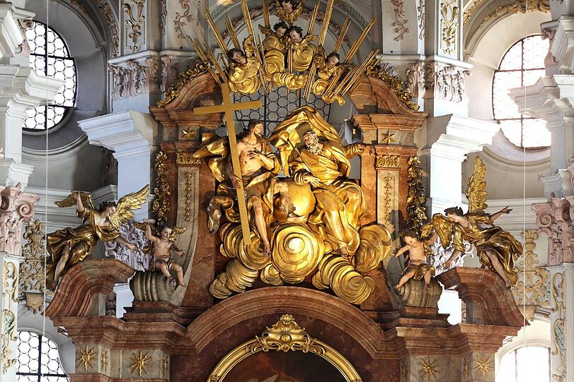 Lichtblick: der prächtige Hochaltar der Heilig-Geist-Kirche.