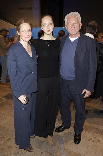 Famili&auml;re Unterst&uuml;tzung f&uuml;r Miroslav Nemec: Frau Katrin J&auml;ger (l.) und Tochter Mila kommen nat&uuml;rlich ebenfalls zur Premiere in die Hochschule f&uuml;r Fernsehen und Film in M&uuml;nchen.