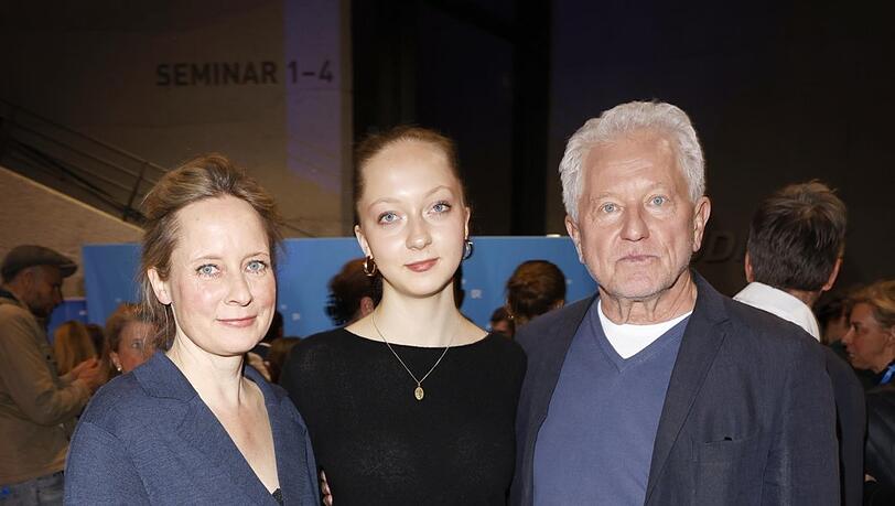 Famili&auml;re Unterst&uuml;tzung f&uuml;r Miroslav Nemec: Frau Katrin J&auml;ger (l.) und Tochter Mila kommen nat&uuml;rlich ebenfalls zur Premiere in die Hochschule f&uuml;r Fernsehen und Film in M&uuml;nchen.