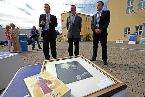 An der Flößaustraße entsteht ein Business Park: Wirtschaftsreferent Horst Müller, OB Thomas Jung und Michael Peter (v. li.) informierten über die Zukunft der Fürther Quelle-Liegenschaften.