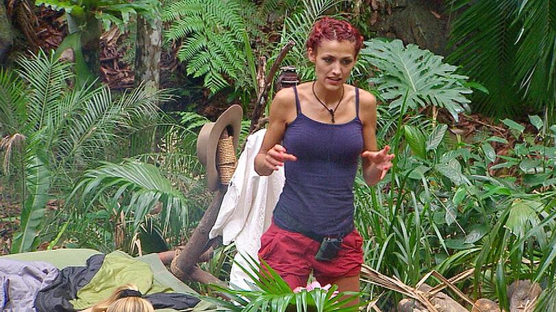 Wieder im Camp berichten sie von ihrer schweren Prüfung und von ihren gewonnen vier Sternen. Während Fiona mit ihrer Leistung durchaus leben kann, ist Claudelle frustriert.