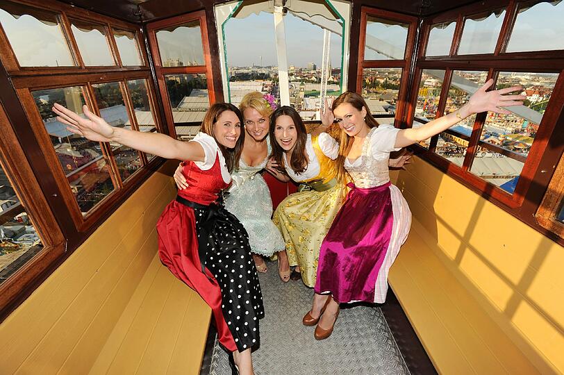 Promis auf dem Oktoberfest! Da geht dem Sportsfreund das Herzerl auf: Die Sportmoderatorinnen Britta Hofmann (Im Dirndl von Alpenprinzessin), Karolin Oltersdorf (Im Angermaier-Dirndl), Birgit Nössing (Das Dirndl) und Jessica Kastrop (Basler-Dirndl) zeigen ihre sexy Dirndl auf dem Oktoberfest. Die schönen Bilder.