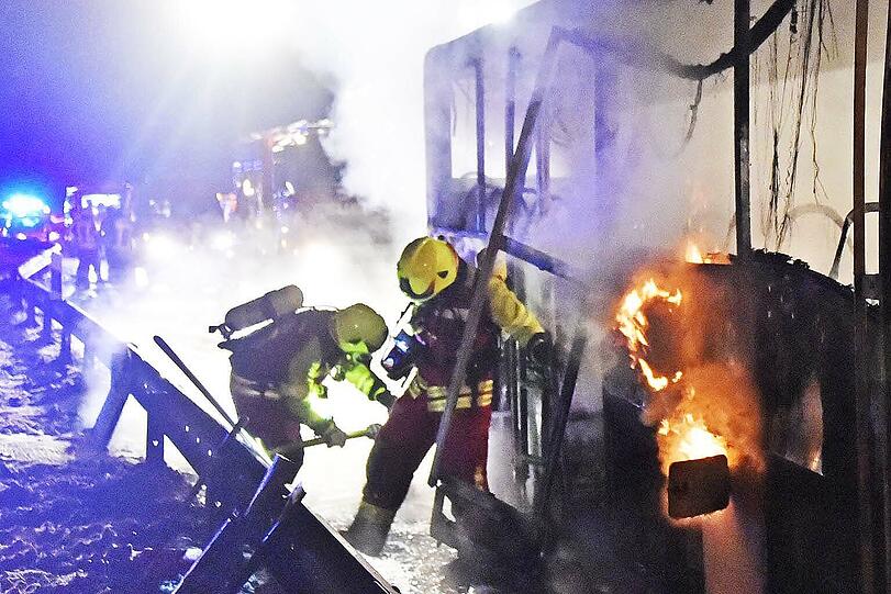 Am Mittwoch brannte auf der A8 bei Irschenberg ein Flüchtlingsbus komplett aus.