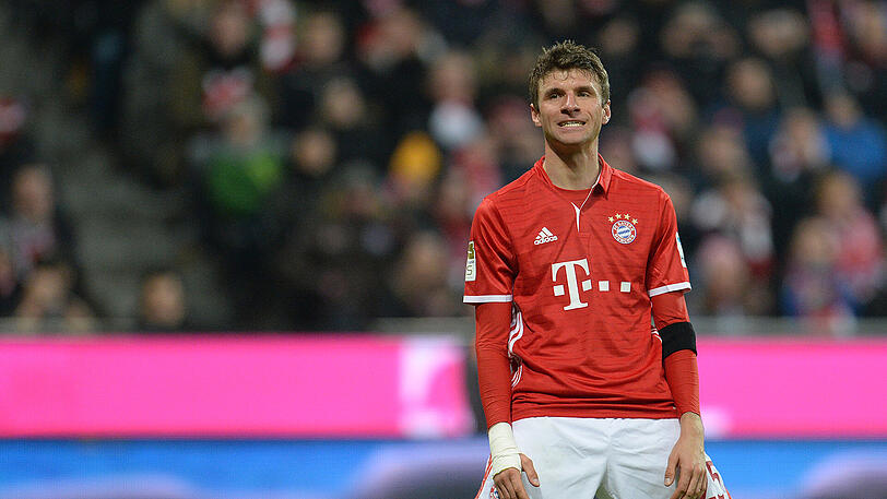 Thomas Müller sitzt im Spitzenspiel gegen RB Leipzig zunächst nur auf der Bank.