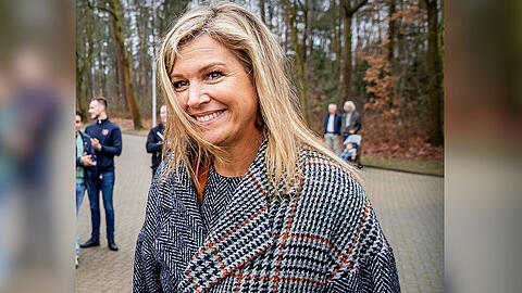 Königin Máxima der Niederlande im modischen Mantel.