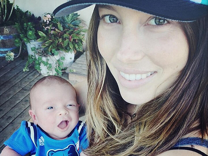 Stolz hat Justin Timberlake ein erstes Foto von Sohnemann Silas und Ehefrau Jessica Biel gepostet