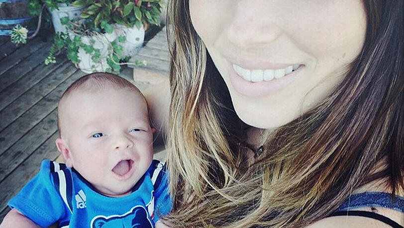Stolz hat Justin Timberlake ein erstes Foto von Sohnemann Silas und Ehefrau Jessica Biel gepostet Stolz hat Justin Timberlake ein erstes Foto von Sohnemann Silas und Ehefrau Jessica Biel gepostet