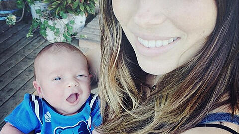 Stolz hat Justin Timberlake ein erstes Foto von Sohnemann Silas und Ehefrau Jessica Biel gepostet