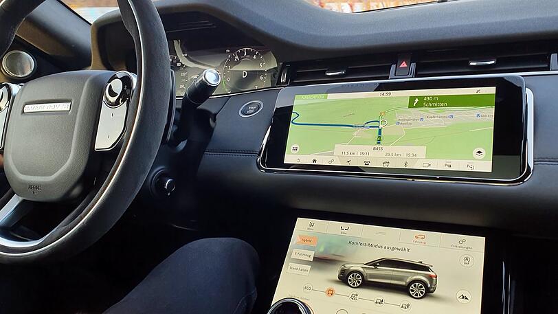 Gute Übersicht: Zwei Bildschirme sorgen für die Infos zu Route und Fahrzeugeinstellungen.
