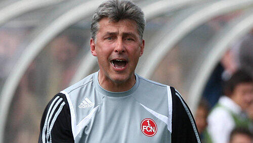„Spieler, die er nicht geholt hat, haben es bei ihm schwer“, sagt Cheftrainer Thomas von Heesen über den U-23-Coach Rene Müller. „Spieler, die er nicht geholt hat, haben es bei ihm schwer“, sagt Cheftrainer Thomas von Heesen über den U-23-Coach Rene Müller.