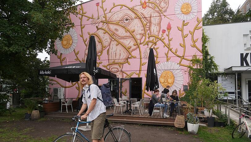 Wenn die Sommernächte lau sind, kann man es hier richtig gut aushalten: in der Amari Bar.