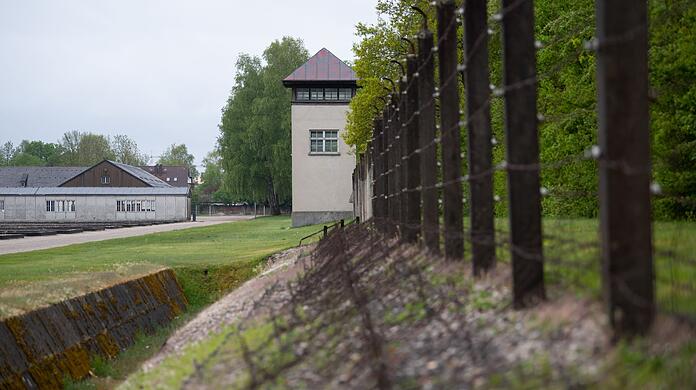 Ein Zaun und ein Wachturm sind an der Gedenkstätte des Konzentrationslagers Dachau zu sehen.