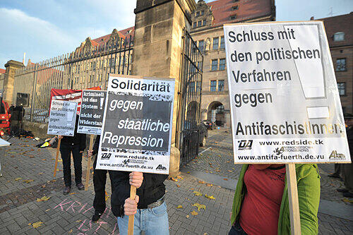 Mit Plakaten gegen die Justiz und gegen staatliche Repressionen: Vor Prozessbeginn demonstrierten gestern rund 100 Mitglieder einer antifaschistischen Vereinigung in Fürth gegen ein Verfahren vor dem Nürnberger Landgericht.