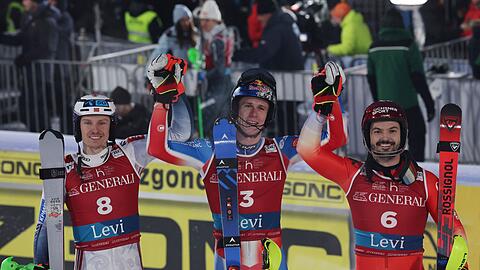 Sieger Clement Noel (Mitte) jubelt mit dem zweitplatzierten Henrik Kristoffersen (links) und Loic Meillard.