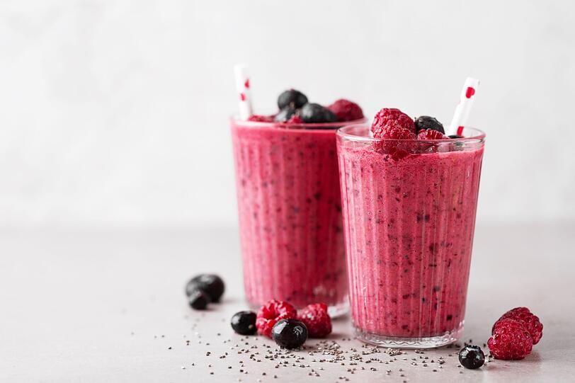 Aber nicht nur der Stoffwechsel kommt mit Beeren in Schwung. Denn neben dem positiven Einfluss auf die Darmflora schützen die entzündungshemmenden Inhaltsstoffe auch das Herz-Kreislauf-System und das Immunsystem. Allein Erdbeeren enthalten mehr Vitamin C als Zitronen. Deshalb empfehlen Experten eine Portion Bio-Beeren dreimal pro Woche zu konsumieren - frisch oder eingefroren. Aber nicht nur der Stoffwechsel kommt mit Beeren in Schwung. Denn neben dem positiven Einfluss auf die Darmflora schützen die entzündungshemmenden Inhaltsstoffe auch das Herz-Kreislauf-System und das Immunsystem. Allein Erdbeeren enthalten mehr Vitamin C als Zitronen. Deshalb empfehlen Experten eine Portion Bio-Beeren dreimal pro Woche zu konsumieren - frisch oder eingefroren.