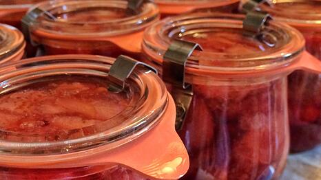 Johann Weck ist der Namensgeber f&uuml;r die Bezeichnung "Einwecken". Das Patent f&uuml;r diese Methode hatte zwar 1892 der Chemiker Rudolf Rempel angemeldet. Weck aber erwarb es 1895 und fertigte die entsprechenden Gl&auml;ser daf&uuml;r an, auf denen noch immer sein Name zu lesen ist: Ein Glasdeckel wird mithilfe von Federklemmen auf das Glas gedr&uuml;ckt, dazwischen schaut die "Anfasszunge" des Einmachgummis heraus.