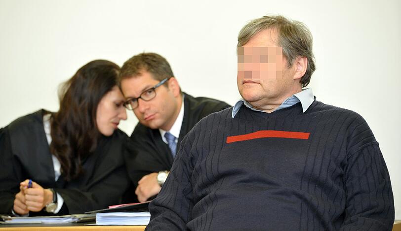 13. Mai: Der Prozess um einen der größten Ekelfleisch-Skandale in Deutschland beginnt vor dem Landgericht Augsburg. Angeklagt sind ein Fleischfabrikant aus dem schwäbischen Wertingen und zwei seiner Geschäftspartner. Dem Unternehmer wird vorgeworfen, insgesamt 130 Tonnen Fleisch umetikettiert und mit Hilfe der Mitangeklagten vor allem an Berliner Dönerbuden verkauft zu haben. Das Verfahren gegen den 60 Jahre alten Fleischfabrikanten wird im Mai ausgesetzt und abgetrennt, weil er einen leichten Herzinfarkt erleidet. Die Mitangeklagten werden zu Bewährungsstrafen verurteilt, der 60-Jährige am 10. August wegen gewerbsmäßigen Betrugs zu zwei Jahren Haft.