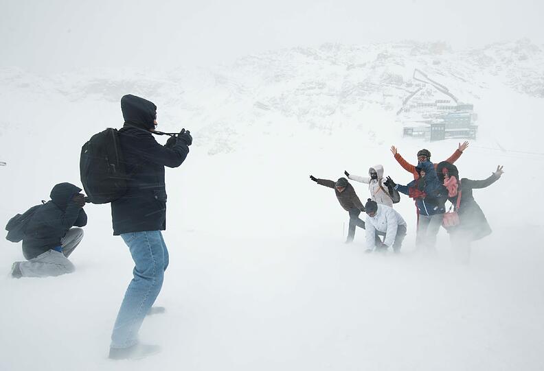 Endlich hat das Warten ein Ende: Die Ski-Saison in Bayern hat begonnen. Schon am ersten Wochenende tummelten sich rund 1.000 Wintersport-Fans allein auf der Zugspitze. Die Bilder.