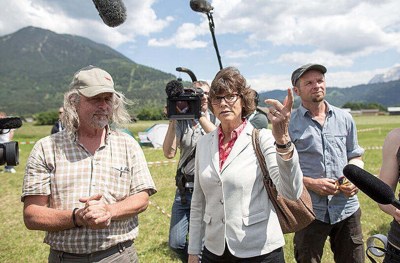 Garmischs Bürgermeisterin Sigrid Meierhofer (SPD) zu Besuch im Camp. Links neben ihr steht York Runte.