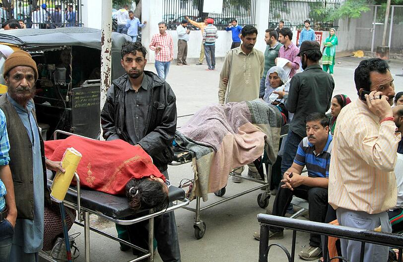 Ein schweres Erdbeben der Stärke 7,7 hat die Hindukusch-Regionen in Afghanistan, Pakistan und Indien erschüttert.