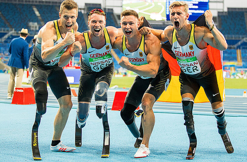 Markus Rehm, David Behre, Felix Streng und Johannes Floores (v.l.) feiern die Goldmedaille in der 4x100-Meter-Staffel bei den Paralympics in Rio.
