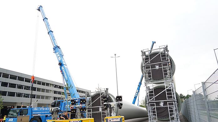 Die riesigen Rotorblätter  sind angeliefert.