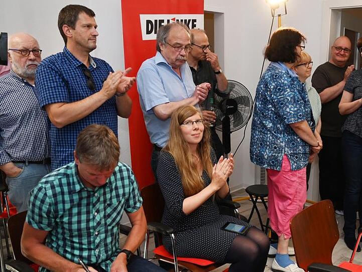 Linke-Mitglieder applaudieren nach der Bekanntgabe des Ergebnisses der Urabstimmung für eine rot-grün-rote in Bremen.