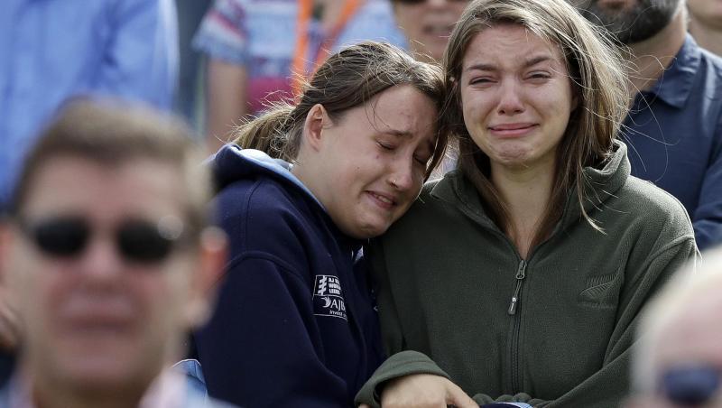 Gäste weinen im Hagley Park während der nationalen Trauerfeier für die Opfer des Terroranschlages. Gäste weinen im Hagley Park während der nationalen Trauerfeier für die Opfer des Terroranschlages.