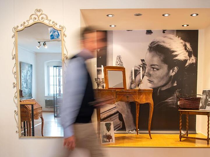 Ein Schminktisch, ein Spiegel und eine Handtasche von Romy Schneider liegen im Auktionsraum Ruef aus. Foto: Lino Mirgeler
