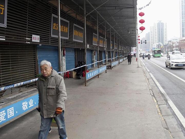 Ein Mann in Wuhan: Der Großteil der Infektionen konzentriert sich weiter auf die 11-Millionen-Metropole.