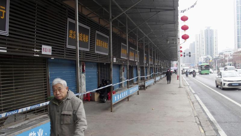 Ein Mann in Wuhan: Der Großteil der Infektionen konzentriert sich weiter auf die 11-Millionen-Metropole. Ein Mann in Wuhan: Der Großteil der Infektionen konzentriert sich weiter auf die 11-Millionen-Metropole.