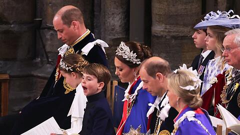Der fünfjährige Prinz Louis gähnte herzhaft während des Gottesdiensts. Da die Zeremonie zwei Stunden dauerte, durfte er die Kirche zwischendurch verlassen.