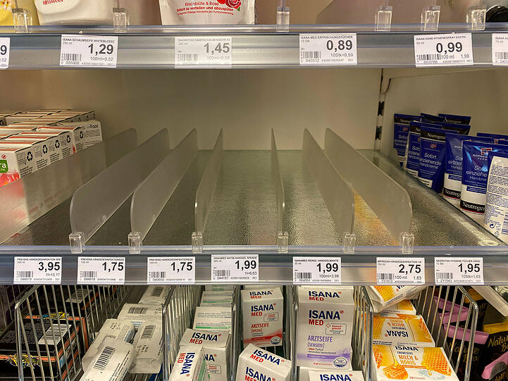 Desinfektionsmittel wurden Mangelware und waren fast überall ausverkauft.