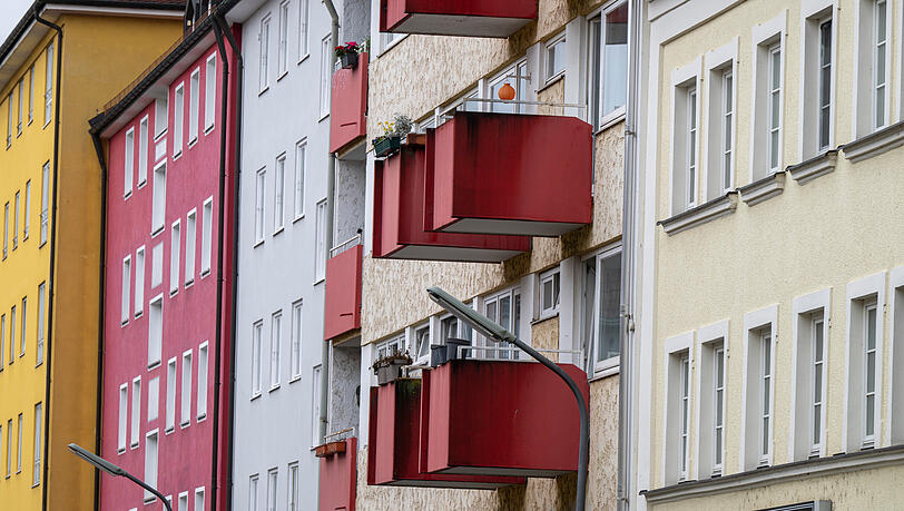 Fassaden von Wohnhäusern in der Innenstadt. Wer nur ein Budget von 1000 Euro für die Miete hat, muss mit weniger Quadratmetern zurechtkommen. Fassaden von Wohnhäusern in der Innenstadt. Wer nur ein Budget von 1000 Euro für die Miete hat, muss mit weniger Quadratmetern zurechtkommen.