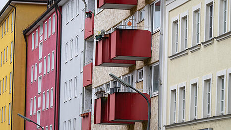 Fassaden von Wohnh&auml;usern in der Innenstadt. Wer nur ein Budget von 1000 Euro f&uuml;r die Miete hat, muss mit weniger Quadratmetern zurechtkommen.