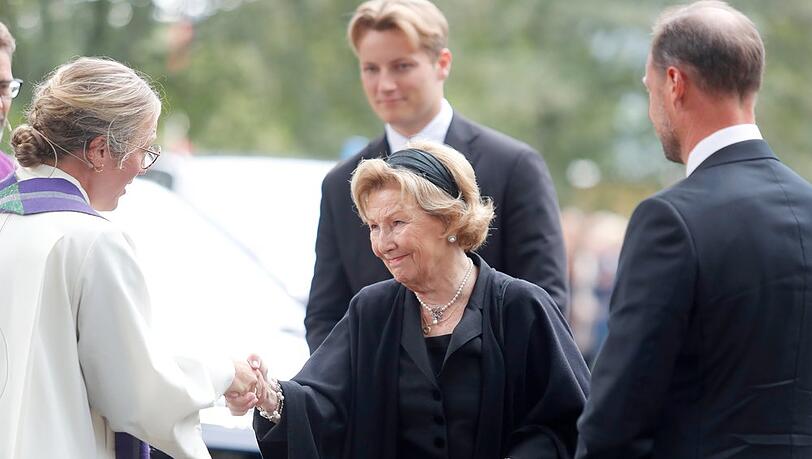 Königin Sonja nahm am Sonntag in der Kirche von Asker an einem Trauergottesdienst für Harald V. teil. Dort war schon ihre neue Rolle zu bemerken: Sie reihte sich bei der Begrüßung hinter Sohn Haakon und Kronprinzessin Ingrid Alexandra ein. Königin Sonja nahm am Sonntag in der Kirche von Asker an einem Trauergottesdienst für Harald V. teil. Dort war schon ihre neue Rolle zu bemerken: Sie reihte sich bei der Begrüßung hinter Sohn Haakon und Kronprinzessin Ingrid Alexandra ein.