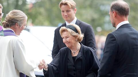 Königin Sonja nahm am Sonntag in der Kirche von Asker an einem Trauergottesdienst für Harald V. teil. Dort war schon ihre neue Rolle zu bemerken: Sie reihte sich bei der Begrüßung hinter Sohn Haakon und Kronprinzessin Ingrid Alexandra ein. Königin Sonja nahm am Sonntag in der Kirche von Asker an einem Trauergottesdienst für Harald V. teil. Dort war schon ihre neue Rolle zu bemerken: Sie reihte sich bei der Begrüßung hinter Sohn Haakon und Kronprinzessin Ingrid Alexandra ein.